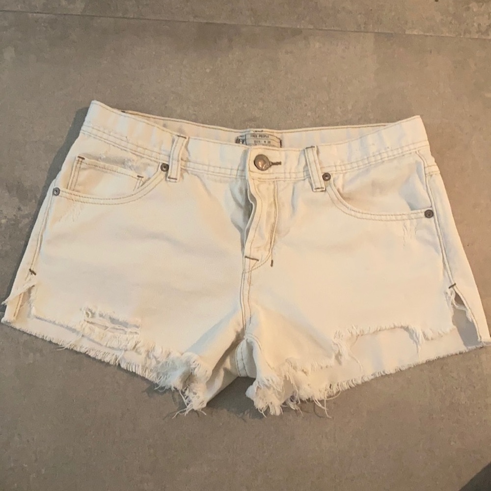 Free People distressed white denim shorts 🌈